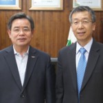盧博來・舒川郡守（左）と（株）インターナショナルコミュニケーションの李漢錫・代表理事。